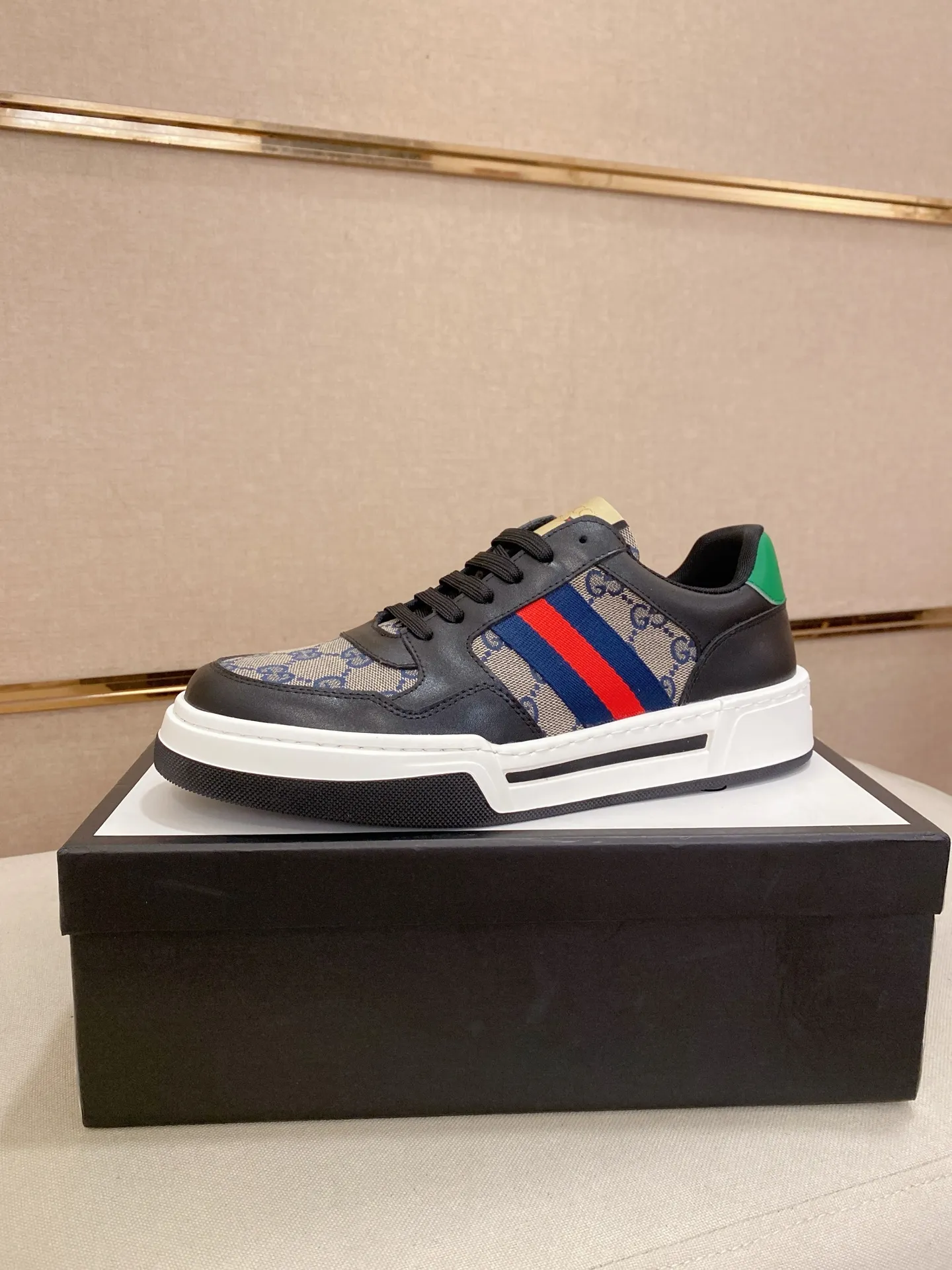 Men's Men's Shoes💰 420💰【Gucci】Gucci men's latest series of casual shoes! The official website is built 1:1. The upper is made of imported high-quality cowhide, and the lining is made of high-quality sheepskin, which is soft and comfortable. Picky selection of materials and exquisite workmanship give you the best enjoyment. Number of yards: 38-44 yards.